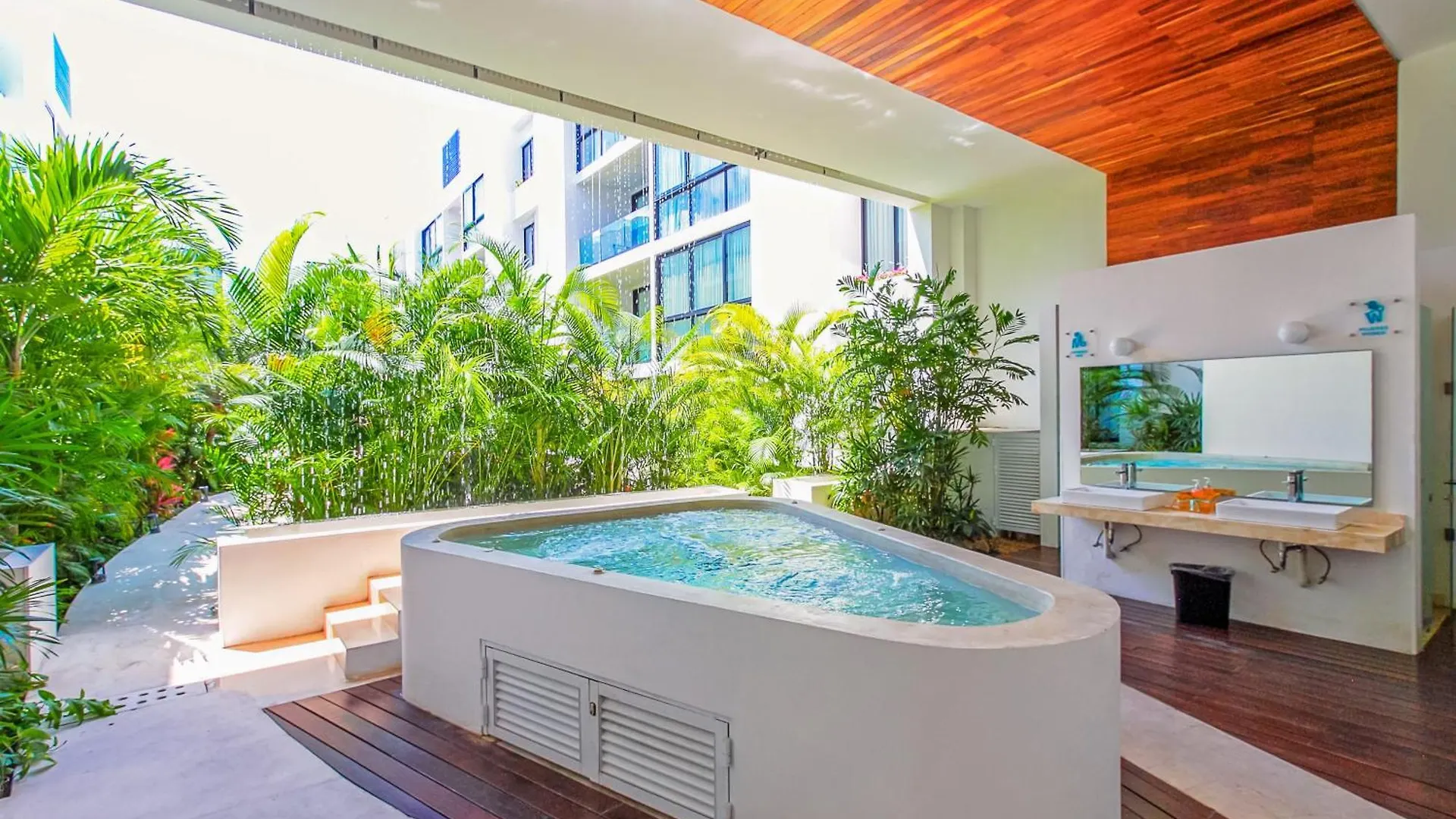 2 Bedroom Condo With Pool In The Center Of Playa Del Carmen - Anah Playa Mexico